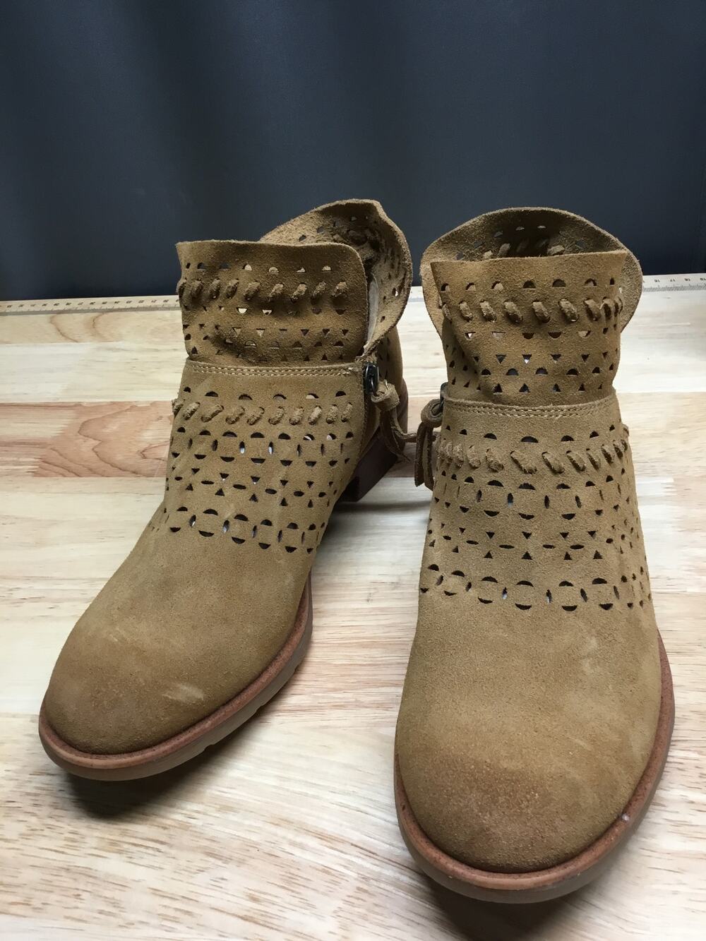 Sofft Bristow Saddle Suede Ankle Booties Women's 8.5 Tan Laser Cut Side Zip